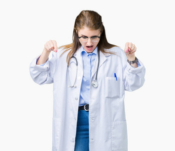中年成熟的女医生穿着医用外套，背景偏僻，手指指着下面的广告，惊讶的脸和张开的嘴
