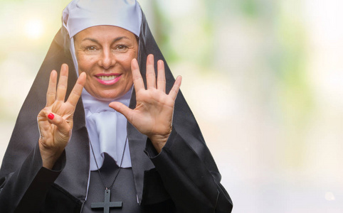天和号中年基督徒天主教修女妇女,在孤立的背景下,显示和举着8号手指