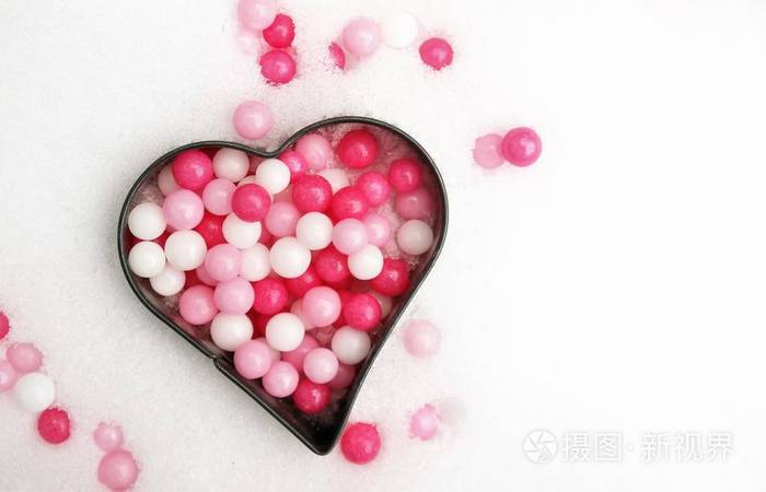 情人节卡片与心形烘焙形式充满彩色粉红色糖果节日和创意浪漫的概念与
