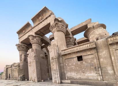 埃及尼罗河日落时KomOmbo庙的废墟