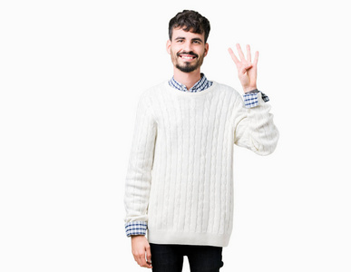 年轻的帅哥穿着冬天的毛衣，在孤立的背景上，用手指第四，微笑着自信和快乐。