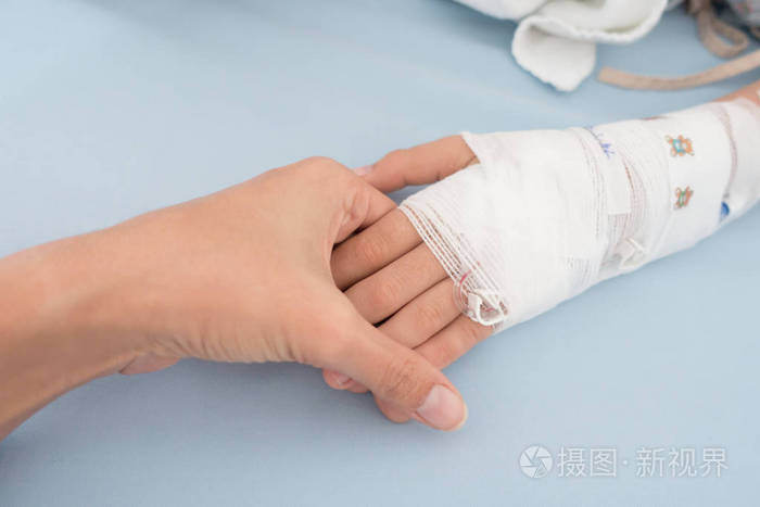 小男孩患流感需要用生理盐水静脉注射静脉注射手压照片-正版商用图片