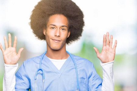 年轻的非裔美国医生，一头非洲头发，用十号手指，微笑着自信和快乐。