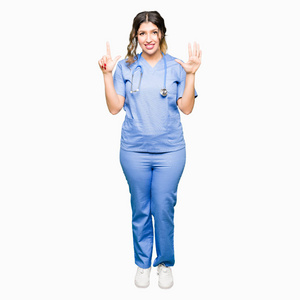 年轻的成年医生女士穿着医疗制服，用手指七号，微笑着自信和快乐。