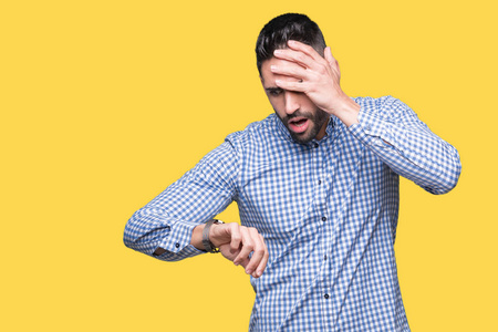 年轻帅哥过着与世隔绝的背景看着手表时间发愁,怕迟到照片