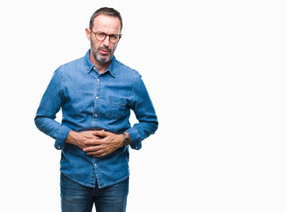 老人身体好中年老年老人戴眼镜,背景偏僻,手按胃,因消化不良,病痛感觉