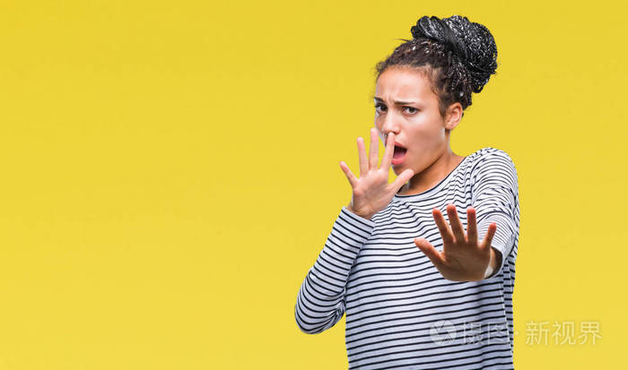 孤立的背景下害怕和恐惧表情害怕停止用手做手势震惊地喊叫恐慌的概念