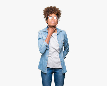 美丽的年轻的非洲裔美国妇女戴着眼镜，在孤立的背景下接触疼痛的脖子，喉咙痛的流感，感冒和感染