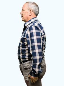 英俊的老人穿着休闲衬衫,看着侧面放松的轮廓姿势,自然的脸,自信的