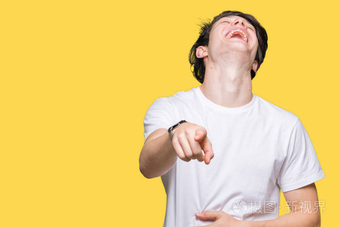 在孤立的背景下笑着,你指着相机,用手指捂住胸口,羞愧的表情