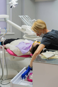 在牙医接待处的年轻人。 牙科办公室专业口腔卫生牙医检查。