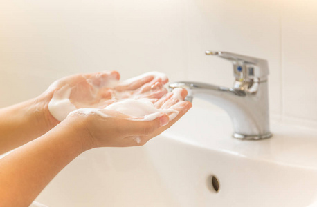 在浴室洗手池里用泡沫洗手