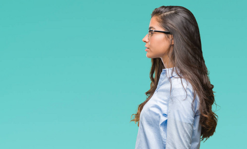 年轻漂亮的阿拉伯女人戴着眼镜,在孤立的背景下,看着侧面放松的轮廓