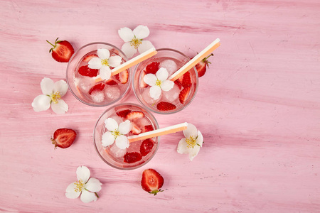 草莓排毒水与茉莉花。 夏天冰饮或茶。 柠檬水和浆果。 加新鲜草莓的玻璃杯里的调味水。 饮食。