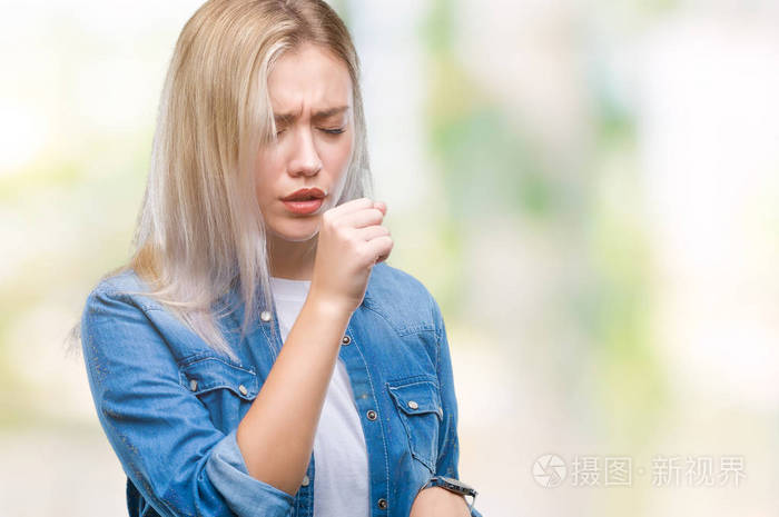 年轻的金发女子在孤立的背景下感到不适和咳嗽作为感冒或支气管炎的症状。 医疗保健概念。