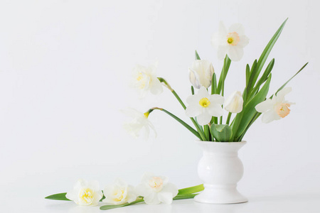 白色花瓶里的春花