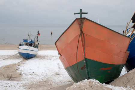 渔船伸向大海。 中欧的渔港。 冬天的季节。