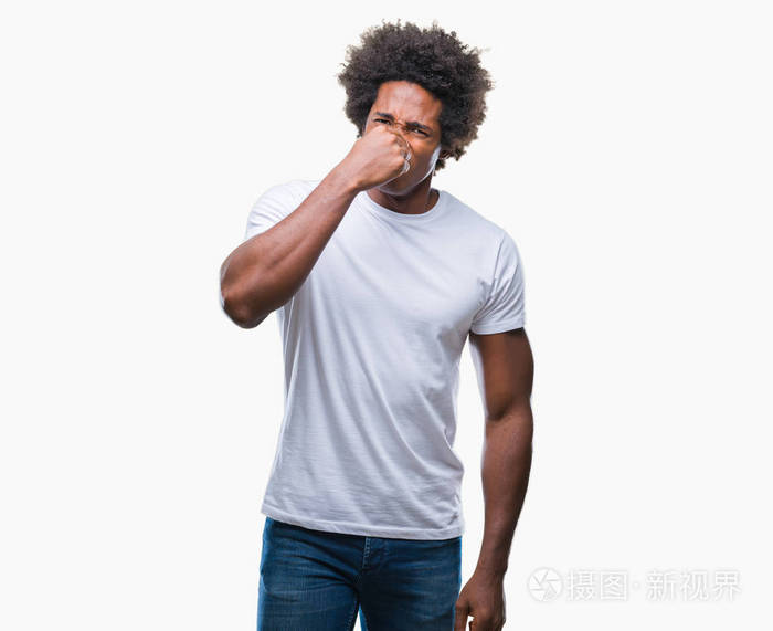 屏住呼吸,手指在鼻子上