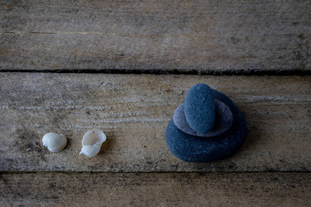 贝壳和石头放在木桌上。
