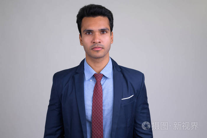穿着西装的年轻英俊的印度商人的肖像