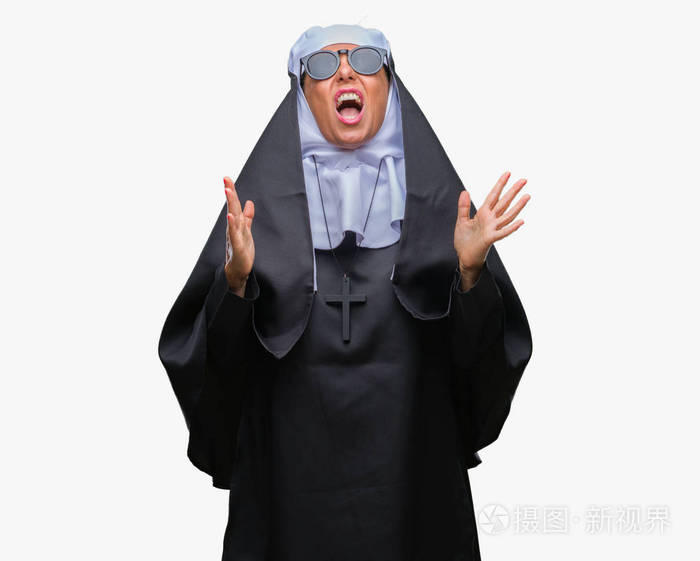 中年资深天主教修女女士戴着太阳镜,在孤立的背景下疯狂疯狂地大喊