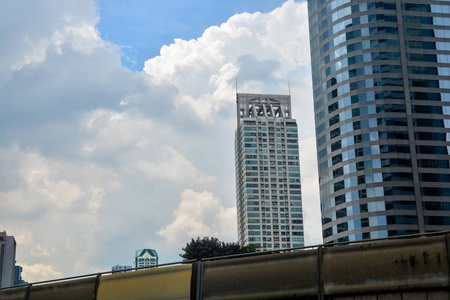 Bangkoks商务地标性城市，蓝天，曼谷市企业大厦。