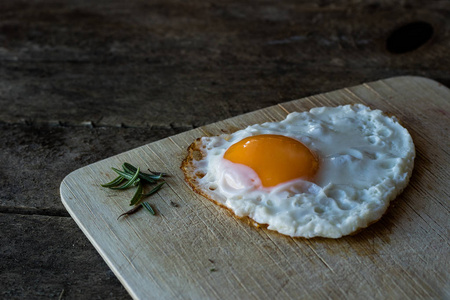 厨房里木板上的煎蛋。