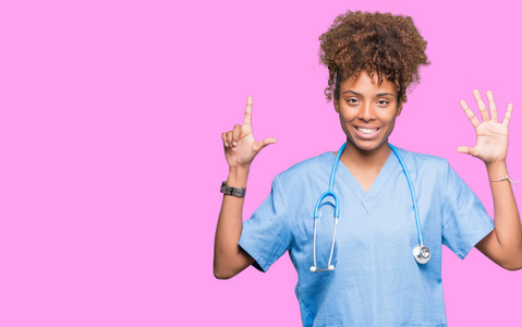 年轻的非裔美国医生女人，在孤立的背景下，用手指第七，同时微笑，自信和快乐。