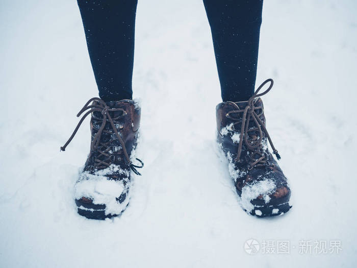 女生冬天赤脚穿凉鞋图片