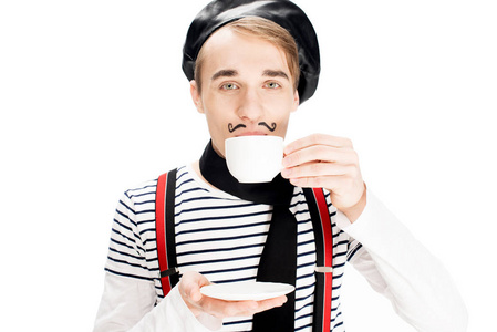 一个英俊的巴黎男人喝着咖啡，被隔离在白色上
