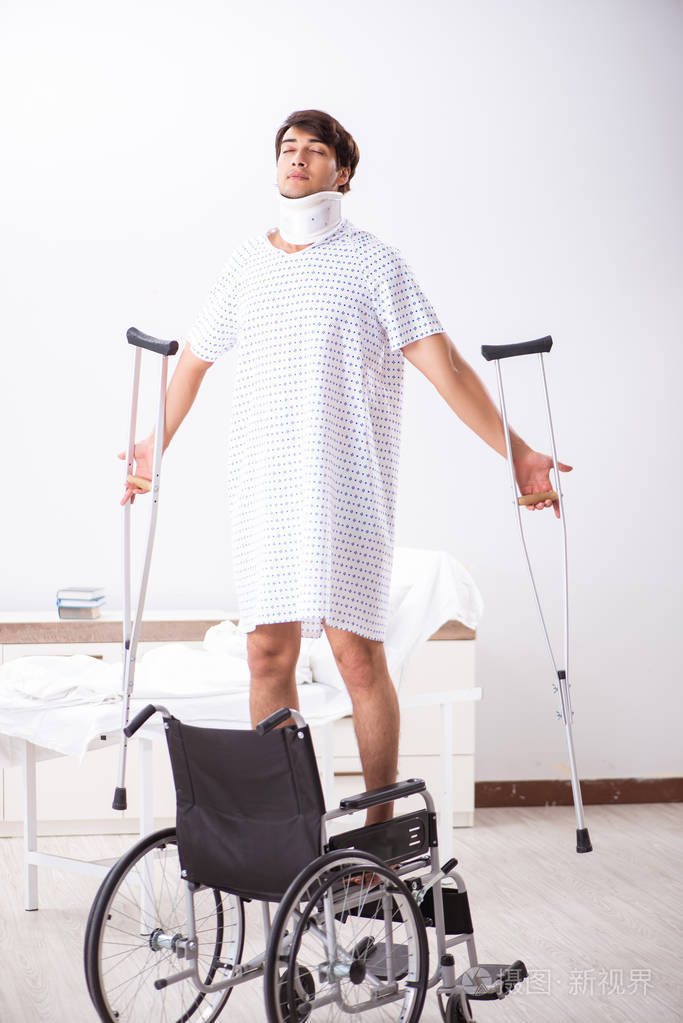 在医院坐在轮椅上的年轻帅哥