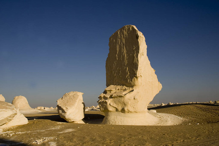 埃及。 在阳光明媚的日子里，巴林亚白色沙漠绿洲。