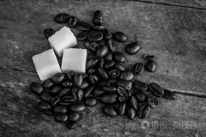咖啡牛奶和糖放在木制厨房桌子上。 黑暗的背景。