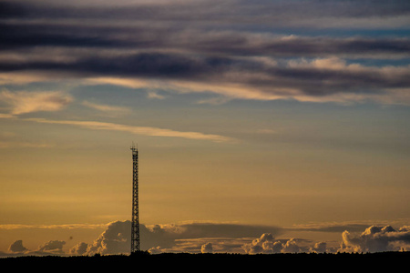日落后，在电信塔的背景下，风景如画的天空。