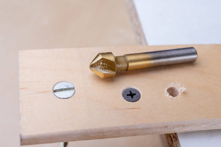 在木材上钻孔和加深孔. 用于小型木工工作的防沉和其他附件.