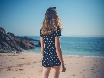 夏天，年轻女子站在海滩上