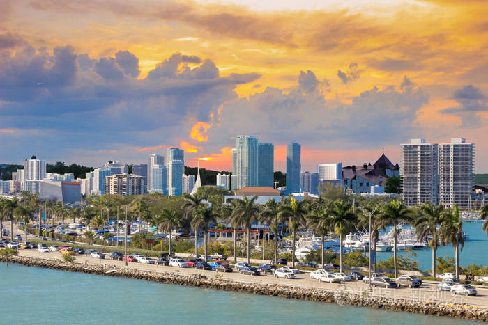 美国佛罗里达州运河迈阿密麦克阿瑟堤道公路上交通繁忙