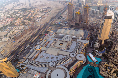 迪拜购物中心顶景格罗夫音乐喷泉人工湖鸟瞰市中心酒店著名的迪拜购物中心阿拉伯联合酋长国阿联酋。