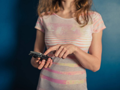 一位年轻女子正在使用智能手机