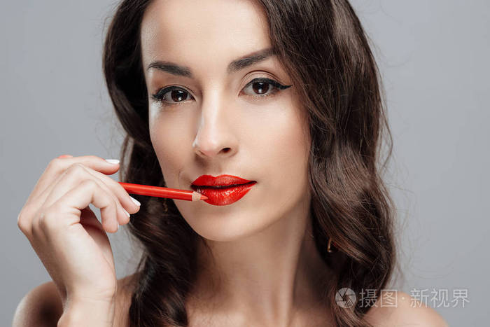 美丽的黑发女人与红色的口红在嘴唇上.特写女孩与美丽的化妆