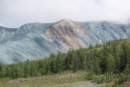 俄罗斯阿尔泰山色山和峡谷景观图片