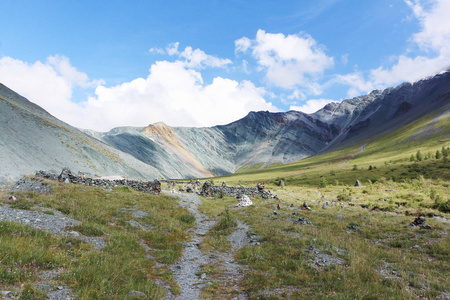 阿尔泰俄罗斯有色山脉背景下雅鲁峡石城