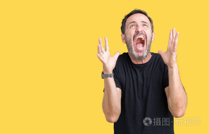 英俊的中年老人在孤立的背景下疯狂疯狂地大喊大叫咄咄