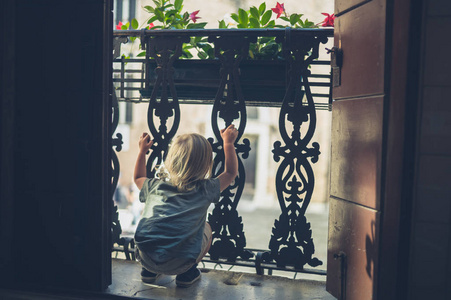 一个小孩正在阳台上玩耍
