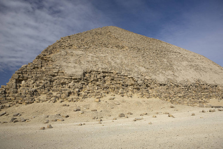 埃及开罗大舒尔金字塔在晴朗的晴天