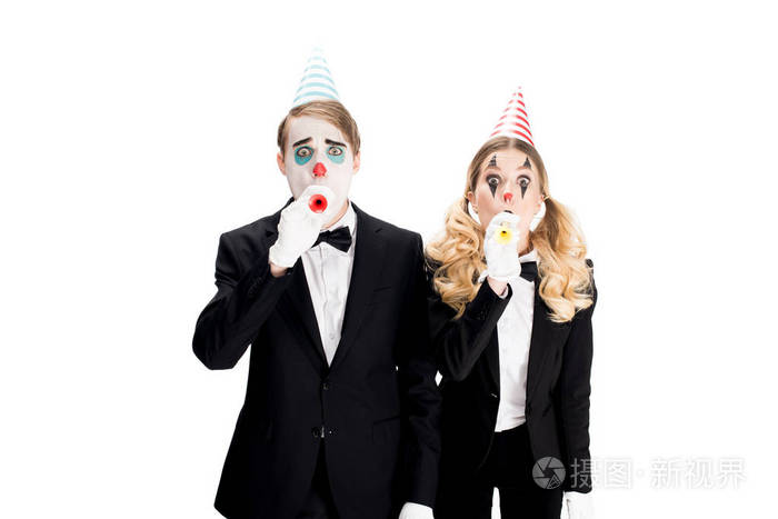两个穿西装的小丑在生日吹口哨时被隔离在白色上
