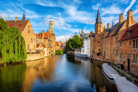 比利时布鲁日中世纪老城罗森霍德凯运河历史砖房和钟楼是联合国教科文组织世界文化遗产遗址