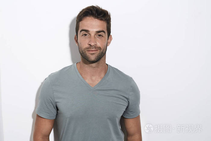 带着胡茬的微笑男人