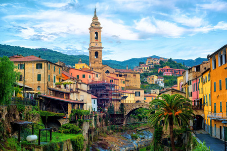 多塞多风景如画的中世纪小镇海上阿尔卑斯山脉在里维埃拉由意大利帝国利古里亚
