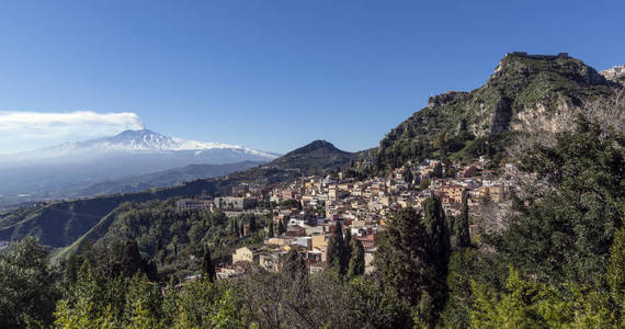 西西里托米纳市。 背景吸烟火山etna